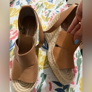 I new condition Treasure Bond brand, simply beautiful wedges